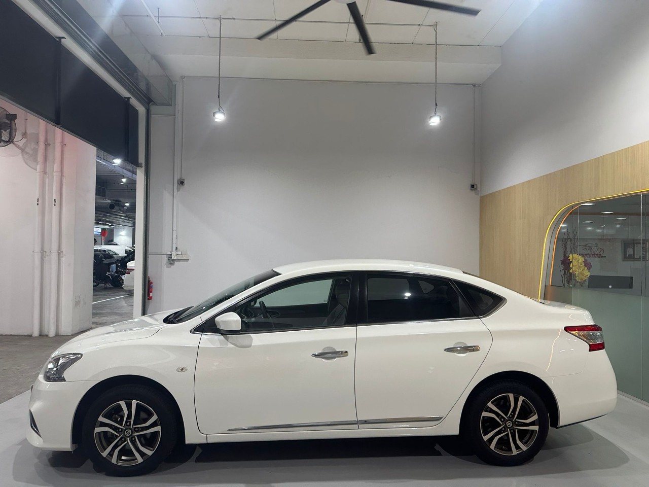 Nissan Slyphy 1.6A Premium 