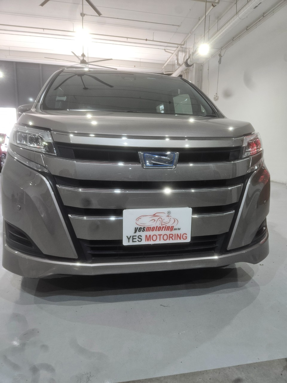 Toyota Noah Hybrid 1.8A 