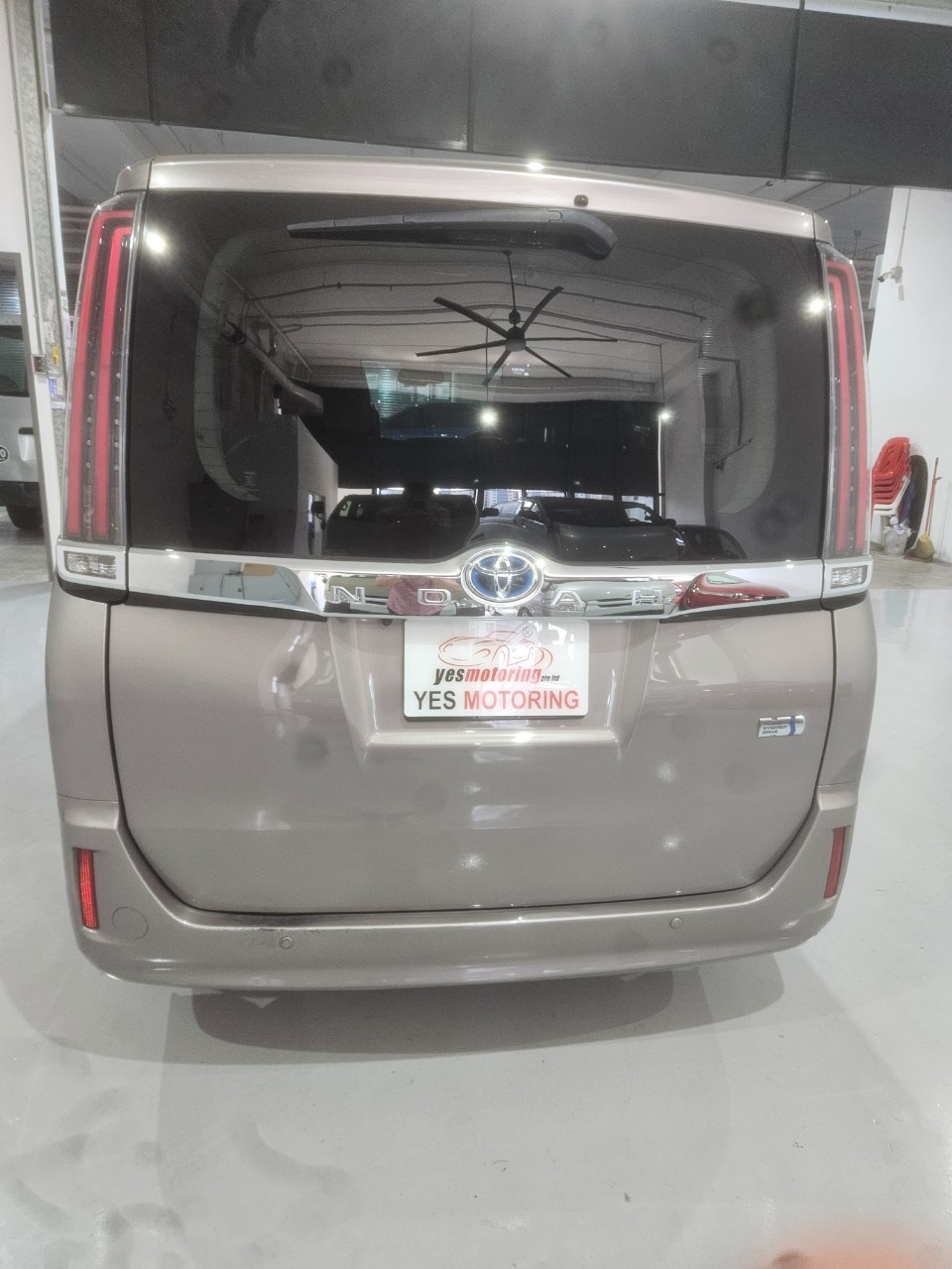 Toyota Noah Hybrid 1.8A 