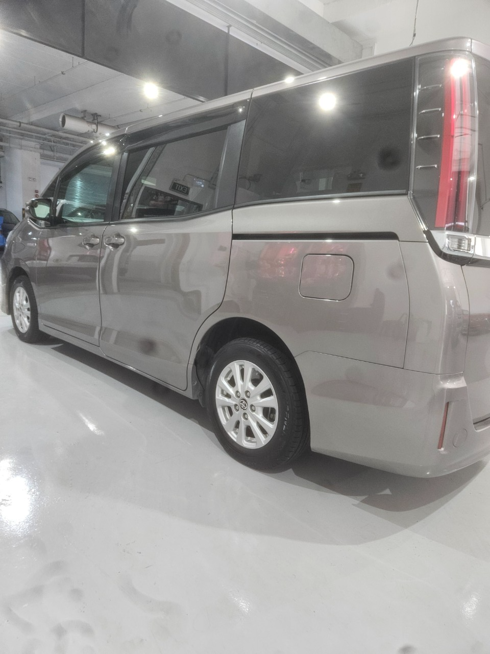 Toyota Noah Hybrid 1.8A 